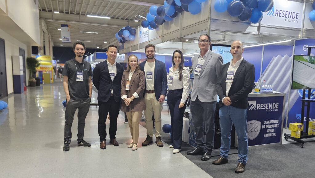 Imbralit faz o lançamento da nova campanha para sua telha premium em feira no Paraná.